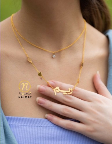 سلسال رقبة بتصميم سلسالين ممتزج بقلوب يساور عنقها...