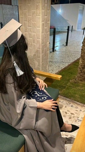 عباية تخرج 2025 بالاسم والعبارة وسنة التخرج وشعار...