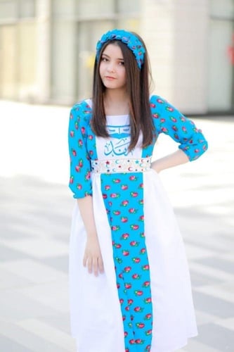 فستان شالكي ابيض مع كحلي