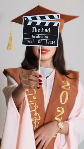 عبايه تخرج 2025 بالاسم والعبارة وسنة التخرج وشعار...