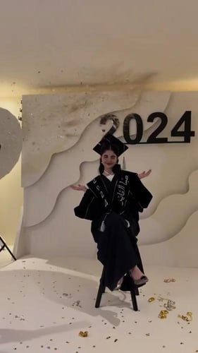 عبايه تخرج 2024 بالاسم والعبارة وسنة التخرج وشعار...