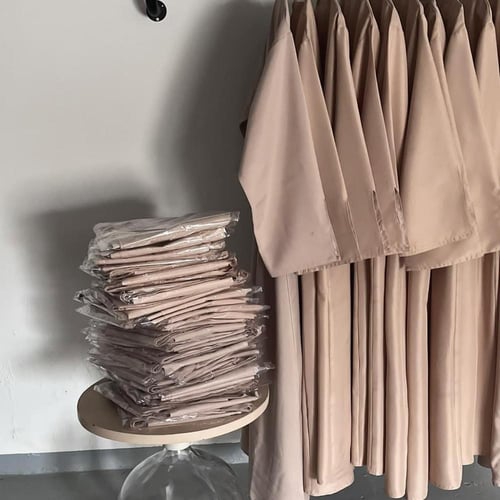 عبايه تخرج 2025 بالاسم والعبارة وسنة التخرج وشعار...