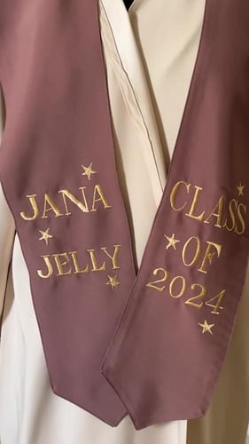 عبايه تخرج 2024 بالاسم والعبارة وسنة التخرج وشعار...