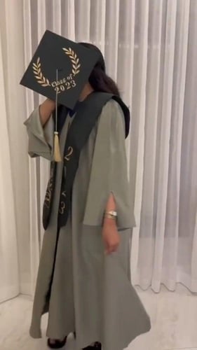 عبايه تخرج زيتي وتيفاني 2023 بالاسم تفصيل حسب الطل...