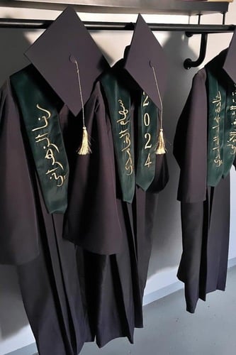 عبايات تخرج 2024 تفصيل العباية و تطريز الوشاح والق...