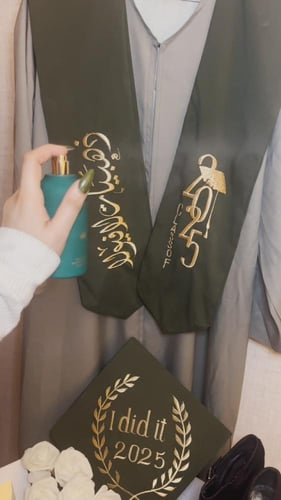 عبايات تخرج 2025 بالاسم والعبارة وسنة التخرج وشعار...