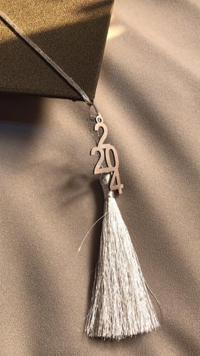 عبايه تخرج 2025 بالاسم والعبارة وسنة التخرج وشعار...