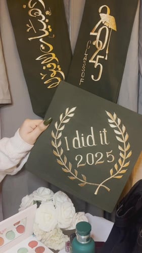 عبايات تخرج 2025 بالاسم والعبارة وسنة التخرج وشعار...