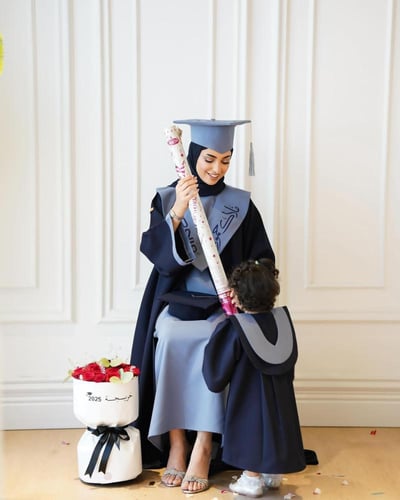 عبايه تخرج 2025 بالاسم والعبارة وسنة التخرج وشعار...