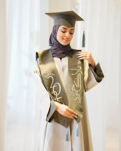 عبايه تخرج 2025 بالاسم والعبارة وسنة التخرج وشعار...