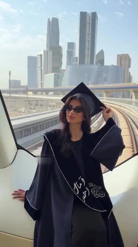 عبايات تخرج كحلي 2025 بالاسم والعبارة وسنة التخرج...