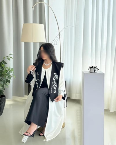 عبايه تخرج 2025 بالاسم والعبارة وسنة التخرج وشعار...