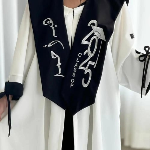 عبايات تخرج 2025 تطريز اسمك بأسلوب راقٍ ومميز