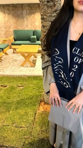 عباية تخرج 2025 بالاسم والعبارة وسنة التخرج وشعار...