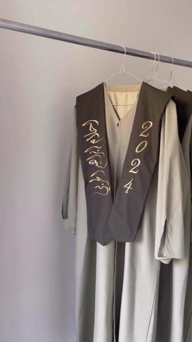 عبايات تخرج 2024 تفصيل العباية و تطريز الوشاح والق...