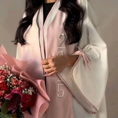 عبايه تخرج 2025 بالاسم والعبارة وسنة التخرج وشعار...