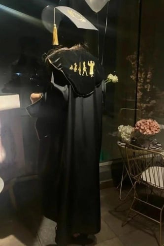 عبايات تخرج كريب بالاسم والعبارة وسنة التخرج وشعار...