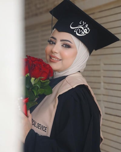 عبايه تخرج 2025 بالاسم والعبارة وسنة التخرج وشعار...