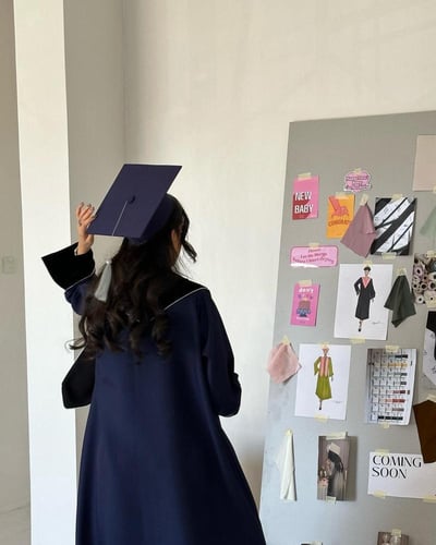 عبايات تخرج 2025 بالاسم والعبارة وسنة التخرج وشعار...