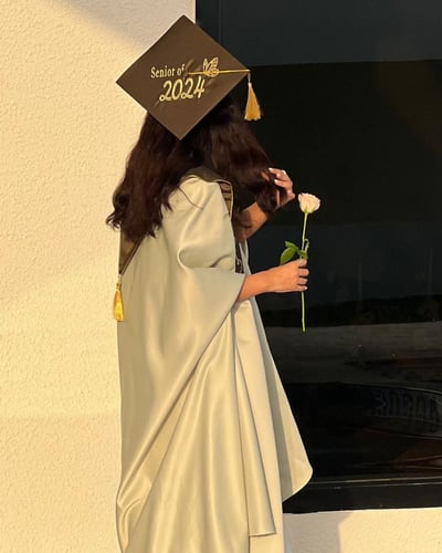 عبايه تخرج 2025 بالاسم والعبارة وسنة التخرج وشعار...
