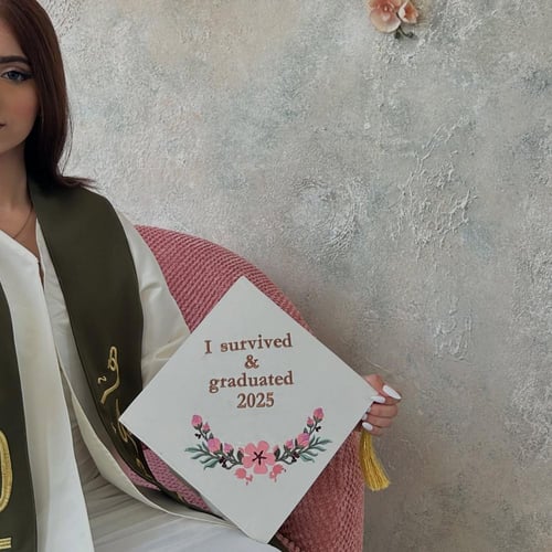 عبايه تخرج 2025 بالاسم والعبارة وسنة التخرج وشعار...