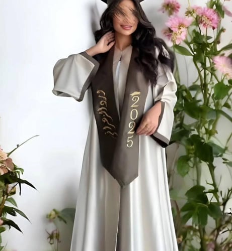 عبايه تخرج 2025 بالاسم والعبارة وسنة التخرج وشعار...