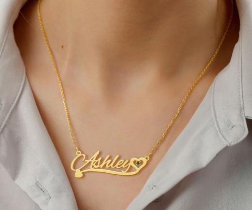 سلسال رقبة بتصميم ممتزج بقلوب يساور عنقها ويبقى دل...