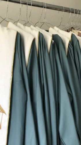 عبايات تخرج 2023 بالاسم تفصيل حسب الطلب