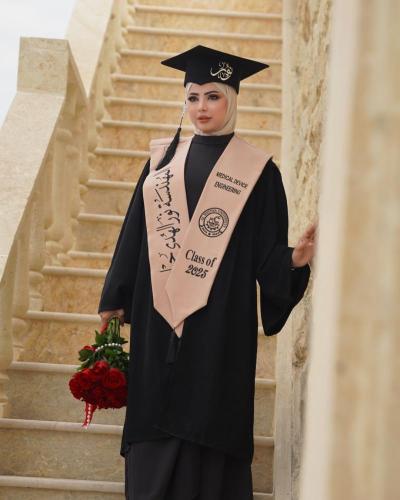 عبايه تخرج 2025 بالاسم والعبارة وسنة التخرج وشعار...