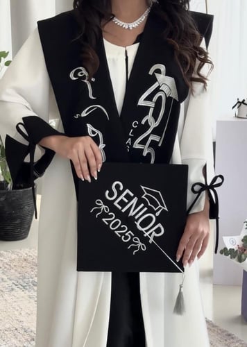 عبايه تخرج 2025 بالاسم والعبارة وسنة التخرج وشعار...