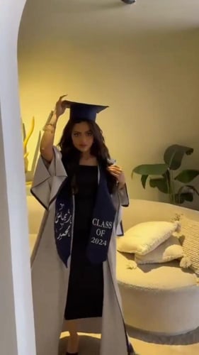 عبايه تخرج 2025 بالاسم والعبارة وسنة التخرج وشعار...