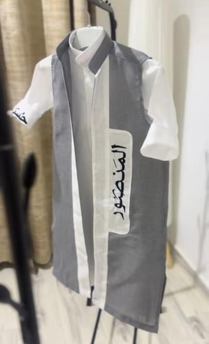 طقم ملكي دقلة رمادي فاخر بتطريز الاسم وتفاصيل الأن...