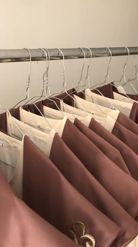 عباية تخرج قماش كريب لون اوف وايت بالاسم والعبارة...