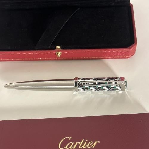 قلم كارتييه الإصدار الفضي الهندسي بحجر الزمرد المل...