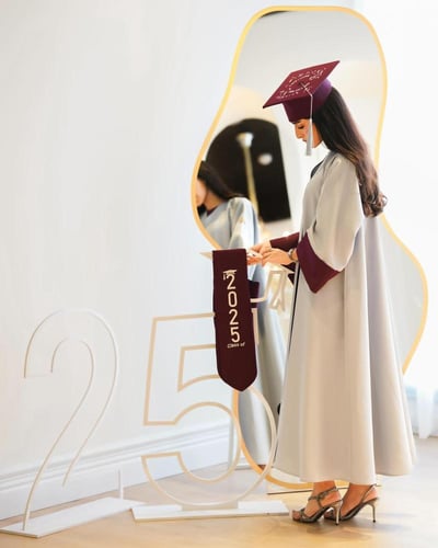 عبايه تخرج 2025 بالاسم والعبارة وسنة التخرج وشعار...