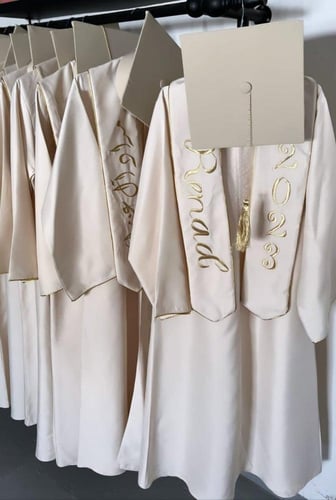 عبايات تخرج 2023 تصميم الاسماء حسب الطلب