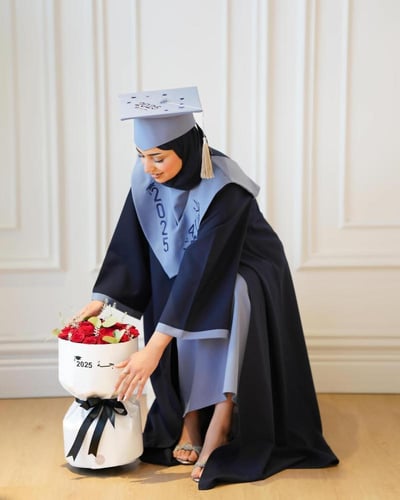 عبايه تخرج 2025 بالاسم والعبارة وسنة التخرج وشعار...