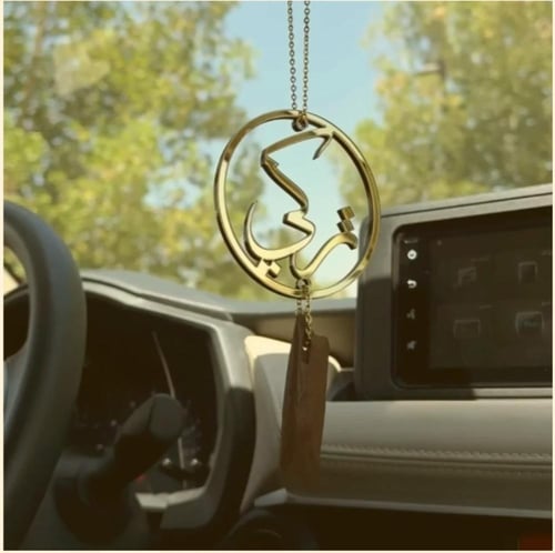 تعليقة سيارة بالاسم بإطار دائري