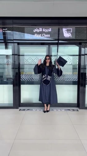 عبايات تخرج كحلي 2025 بالاسم والعبارة وسنة التخرج...