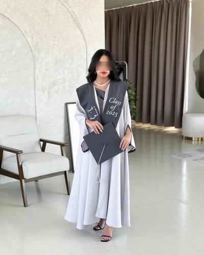 عبايه تخرج 2025 بالاسم والعبارة وسنة التخرج وشعار...