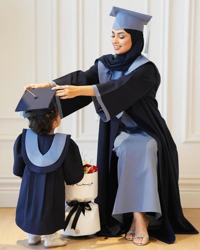 عبايه تخرج 2025 بالاسم والعبارة وسنة التخرج وشعار...