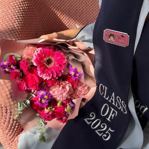 عباية تخرج 2025 قماش تفته بالاسم والعبارة وسنة الت...