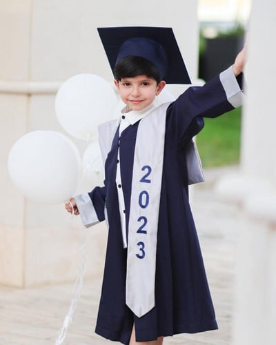 عبايه تخرج 2023 مدارس بناتي بالاسم تفصيل حسب الطلب...