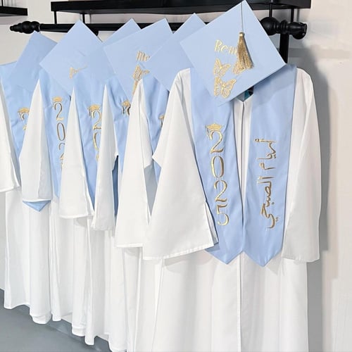 عبايه تخرج 2025 بالاسم والعبارة وسنة التخرج وشعار...