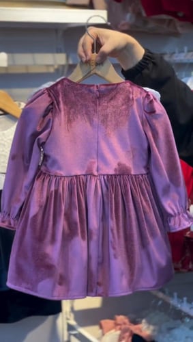 فستان الأميرة الفيكتوري مخمل بياقة دانتيل ملكية