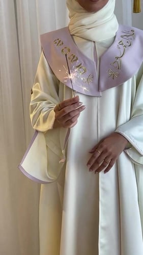 عبايه تخرج 2025 تصميم البشت بالاسم والعبارة وسنة ا...