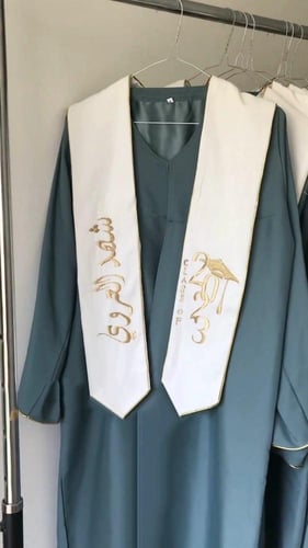 عبايات تخرج 2023 بالاسم تفصيل حسب الطلب