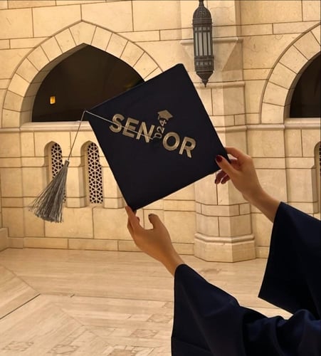 عبايات تخرج 2025 بالاسم والعبارة وسنة التخرج وشعار...