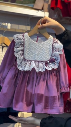 فستان الأميرة الفيكتوري مخمل بياقة دانتيل ملكية