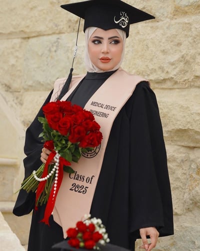 عبايه تخرج 2025 بالاسم والعبارة وسنة التخرج وشعار...
